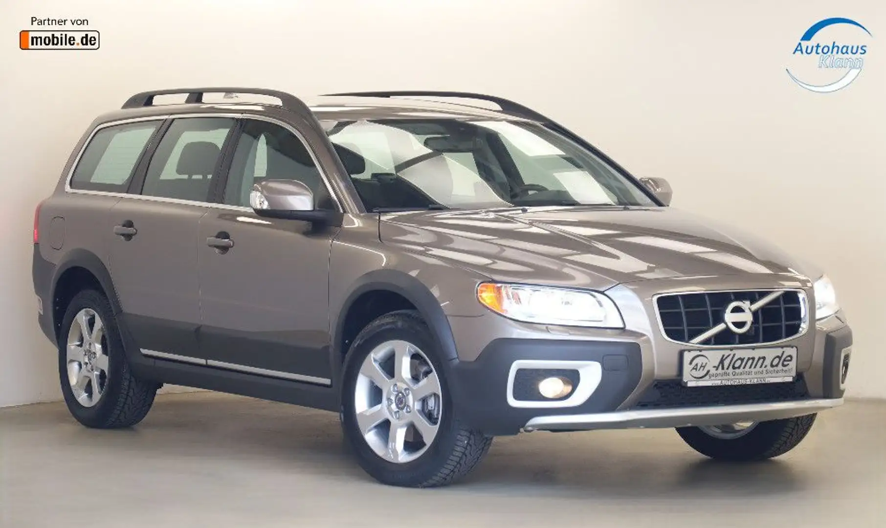 Volvo XC70 2.4D4 163PS Automatik Momentum AWD Navi AHK Grau - 1