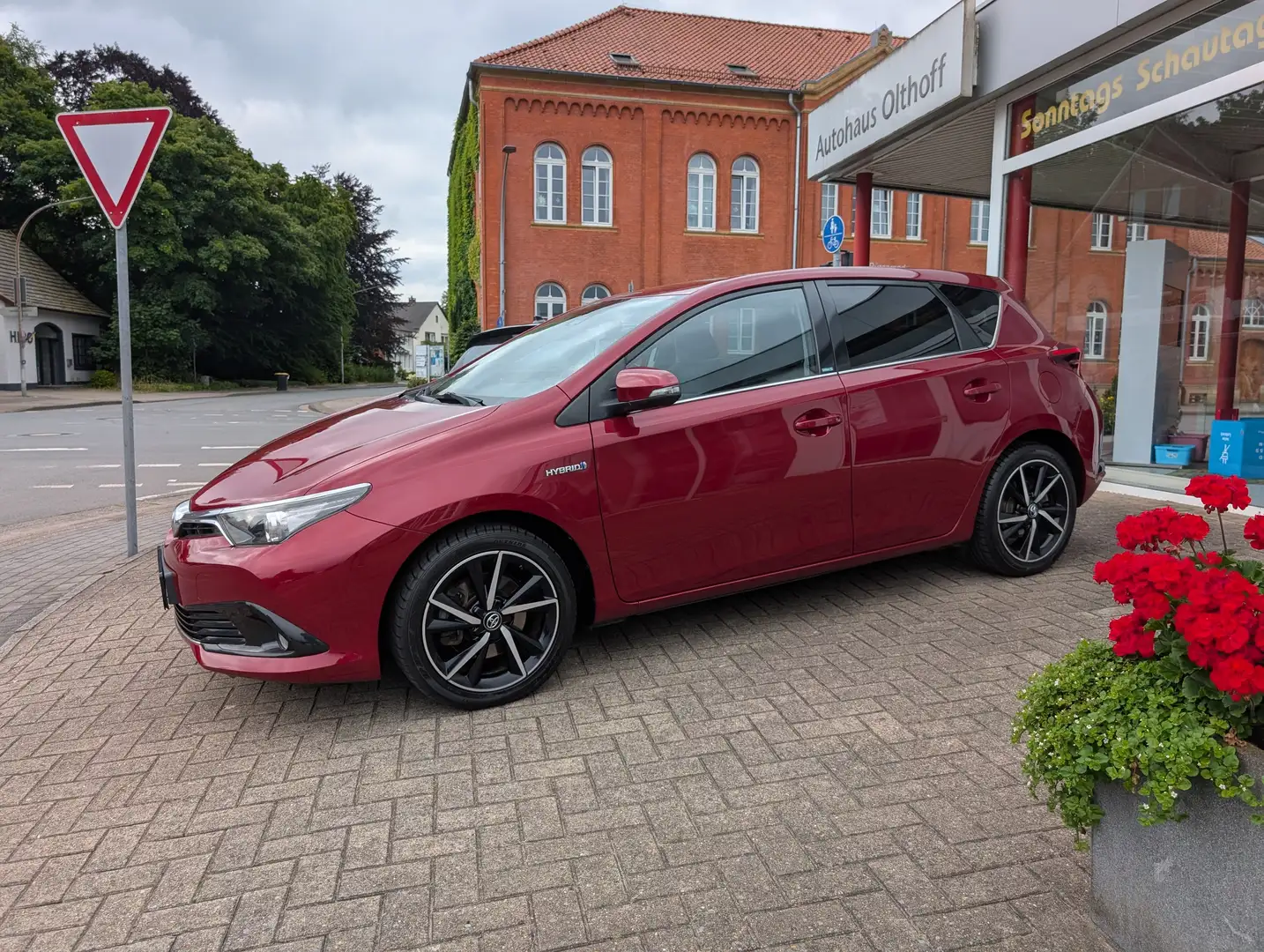 Toyota Auris Hybrid Edition-S+ Czerwony - 2