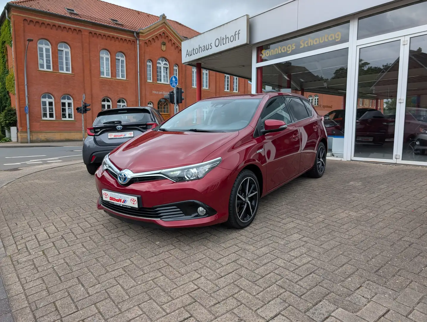 Toyota Auris Hybrid Edition-S+ Czerwony - 1