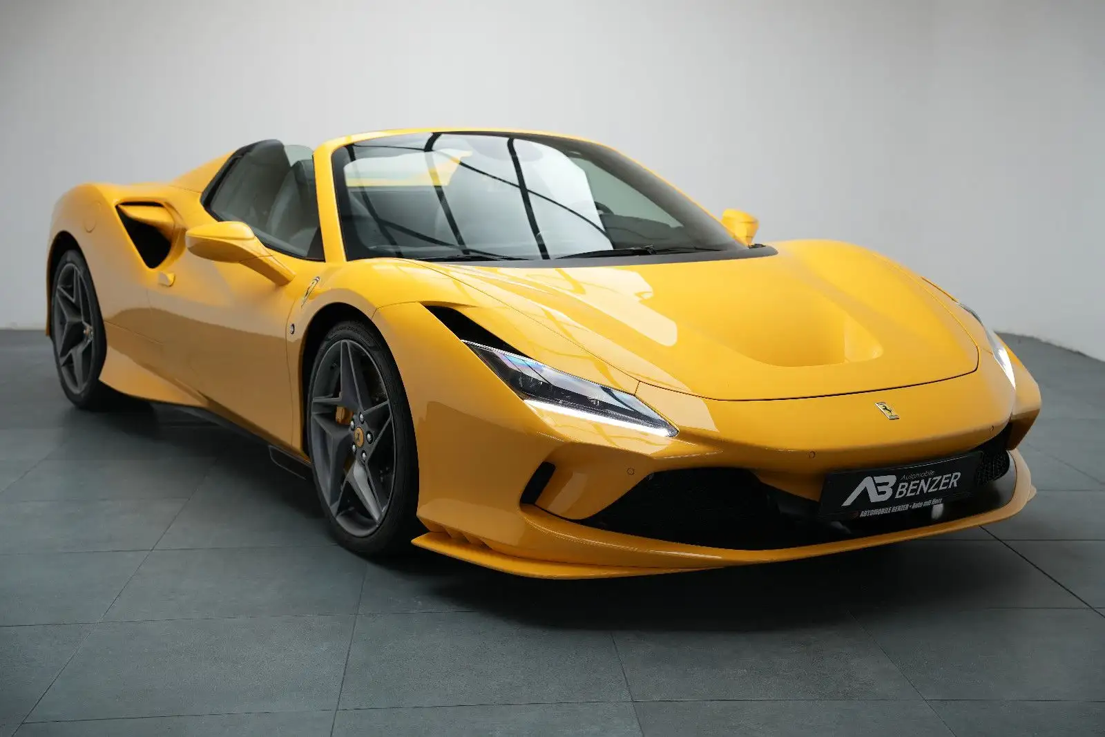 Ferrari Giallo Modena *Lift*Carbon*Kamera*