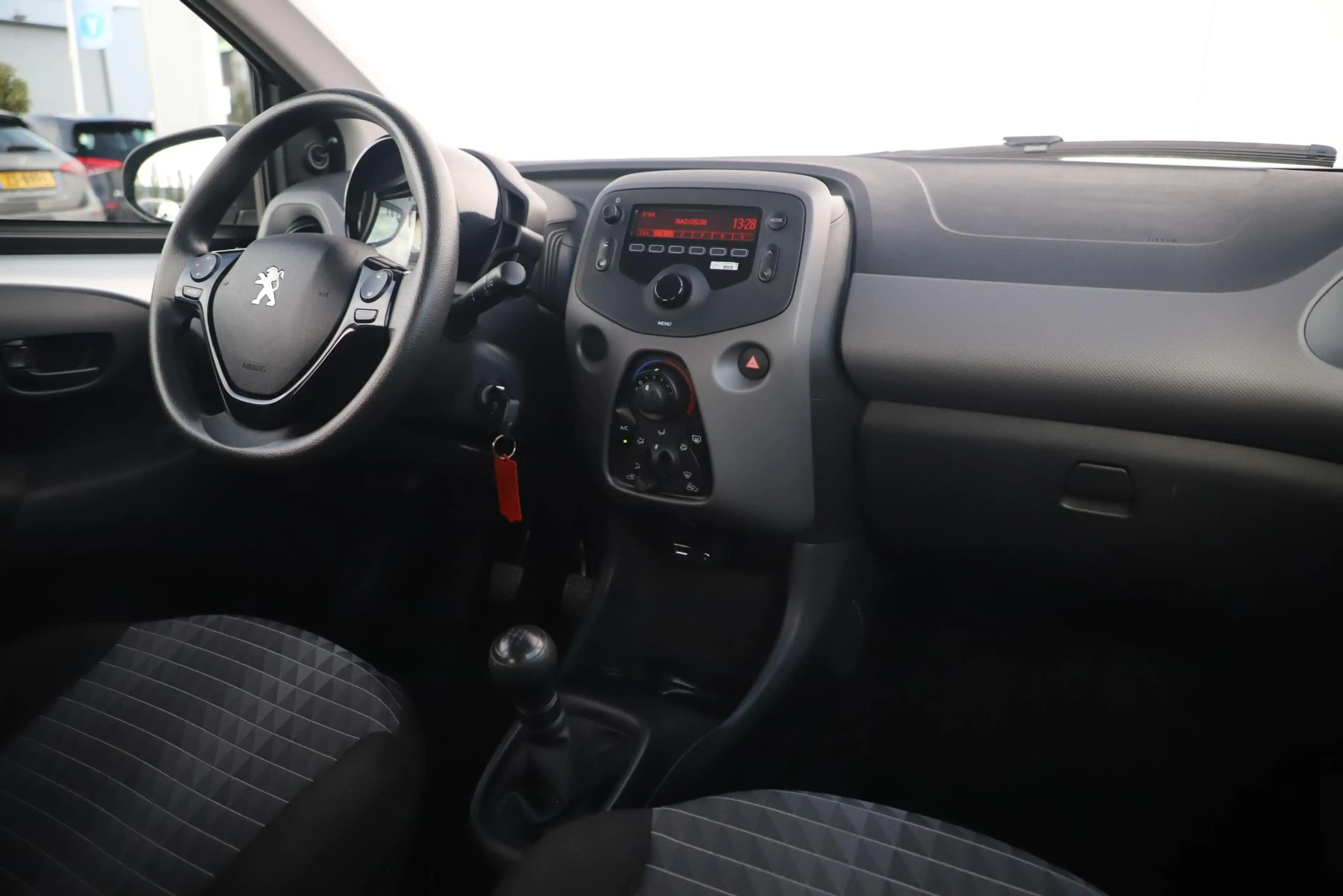 Peugeot 108 1.0 e-VTi Active NAP! All-season banden Airco Radi — photo 14