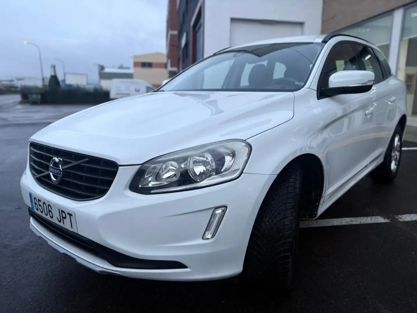 Volvo XC60 D3 Kinetic 136 Blanc - 2