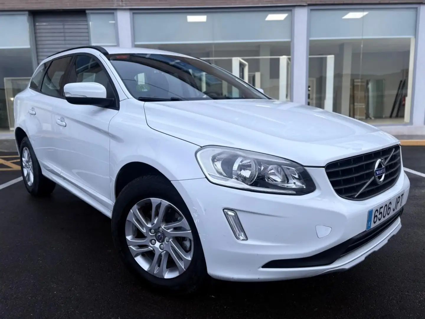 Volvo XC60 D3 Kinetic 136 Blanc - 1