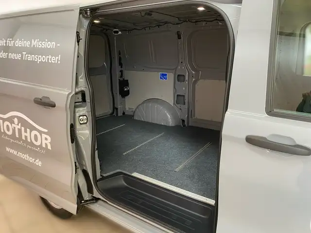 Volkswagen Transporter view 11