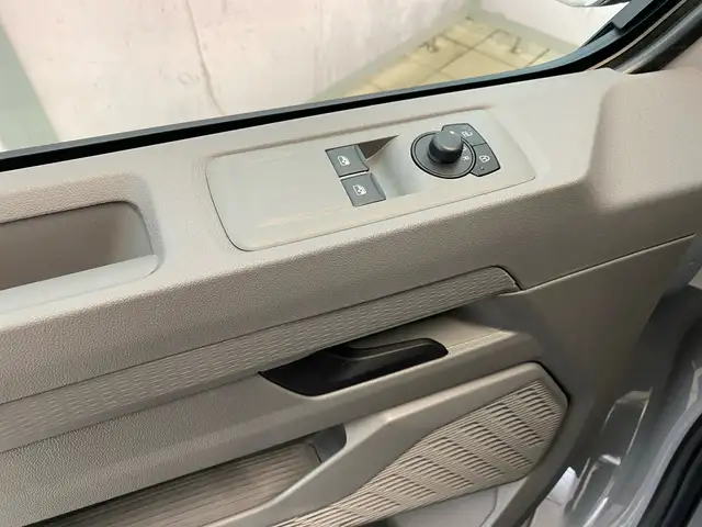Volkswagen Transporter view 16