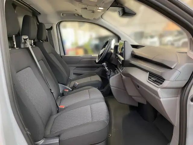 Volkswagen Transporter view 10