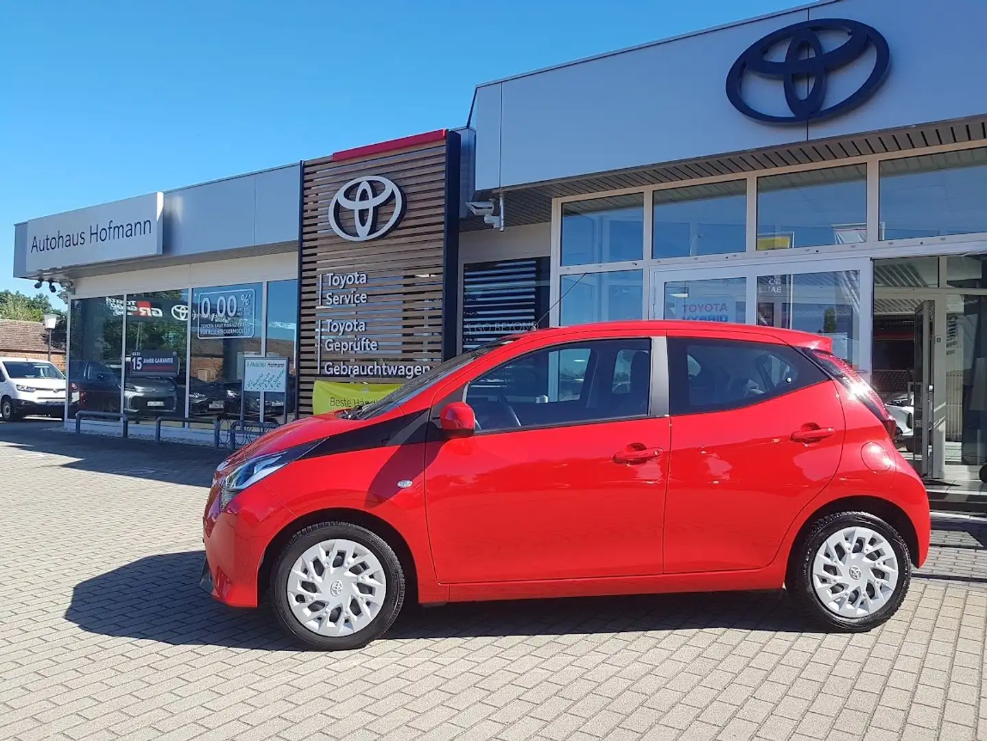 Toyota Aygo x-play  +Rückfahr-Kamera+Navi+Ganzjahresreifen Rot - 2