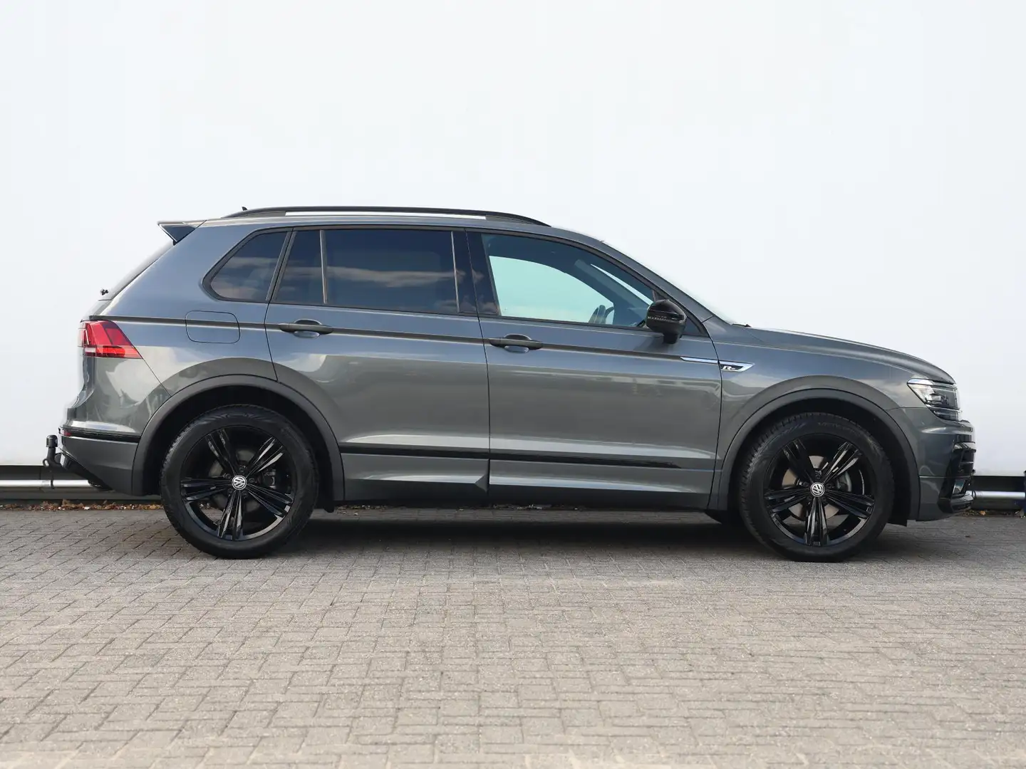 Volkswagen Tiguan 1.5 TSI ACT Highline Business R 150 pk DSG  | R-Li Grijs - 2