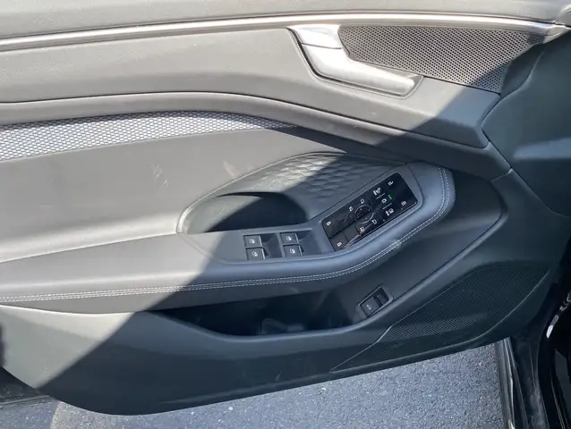 Audi A6 view 12