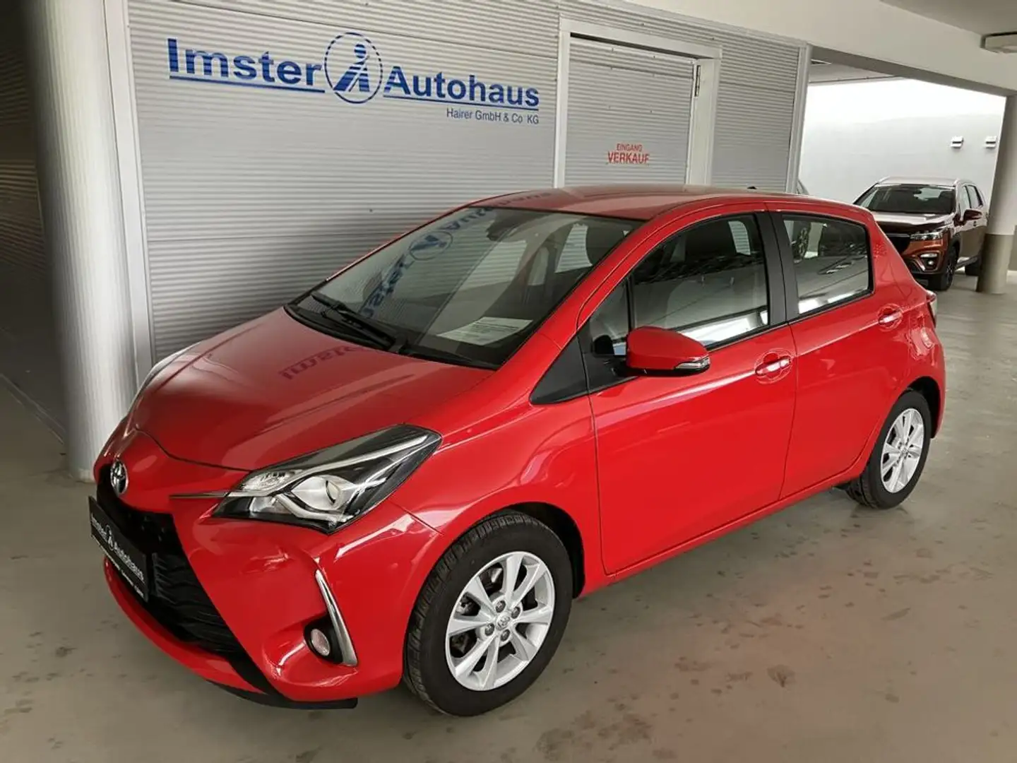 Toyota Yaris 1,5 VVT-ie Active 5-DR 8-fach Rood - 1