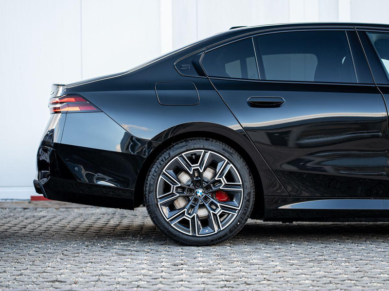 BMW 530 e xDrive Lim M-Sport PRO UNFALL PANO ACC 360° — photo 5