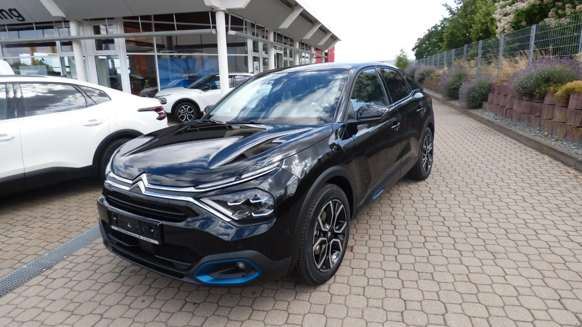Citroen C4 E-C4 136 Shine*LEDER*LED*PANORAMA*NAVI*DAB* Zwart - 1