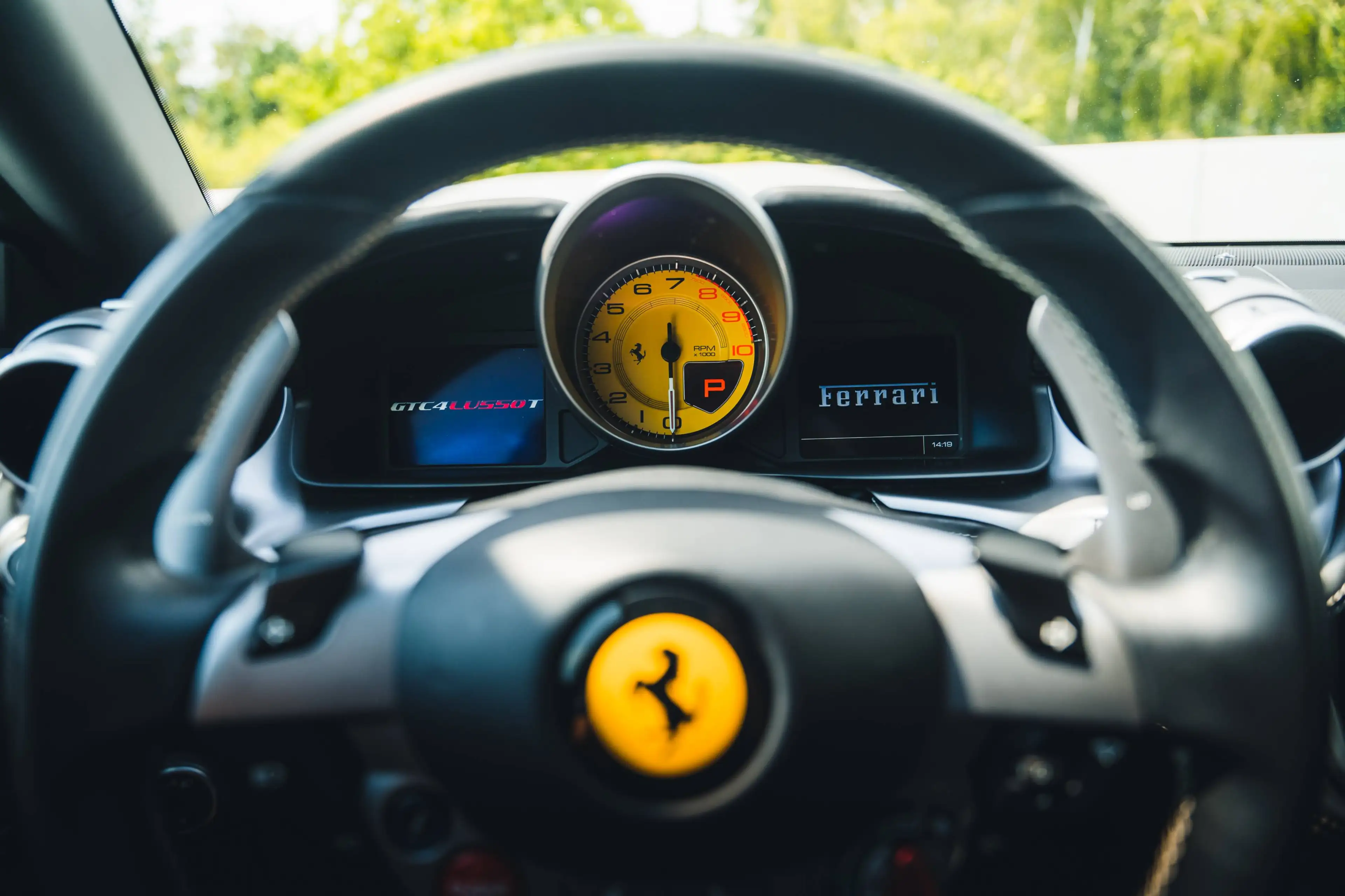 Ferrari GTC4 Lusso T / V8 / Argento Nurburgring / Pass. Display / 20" — photo 12