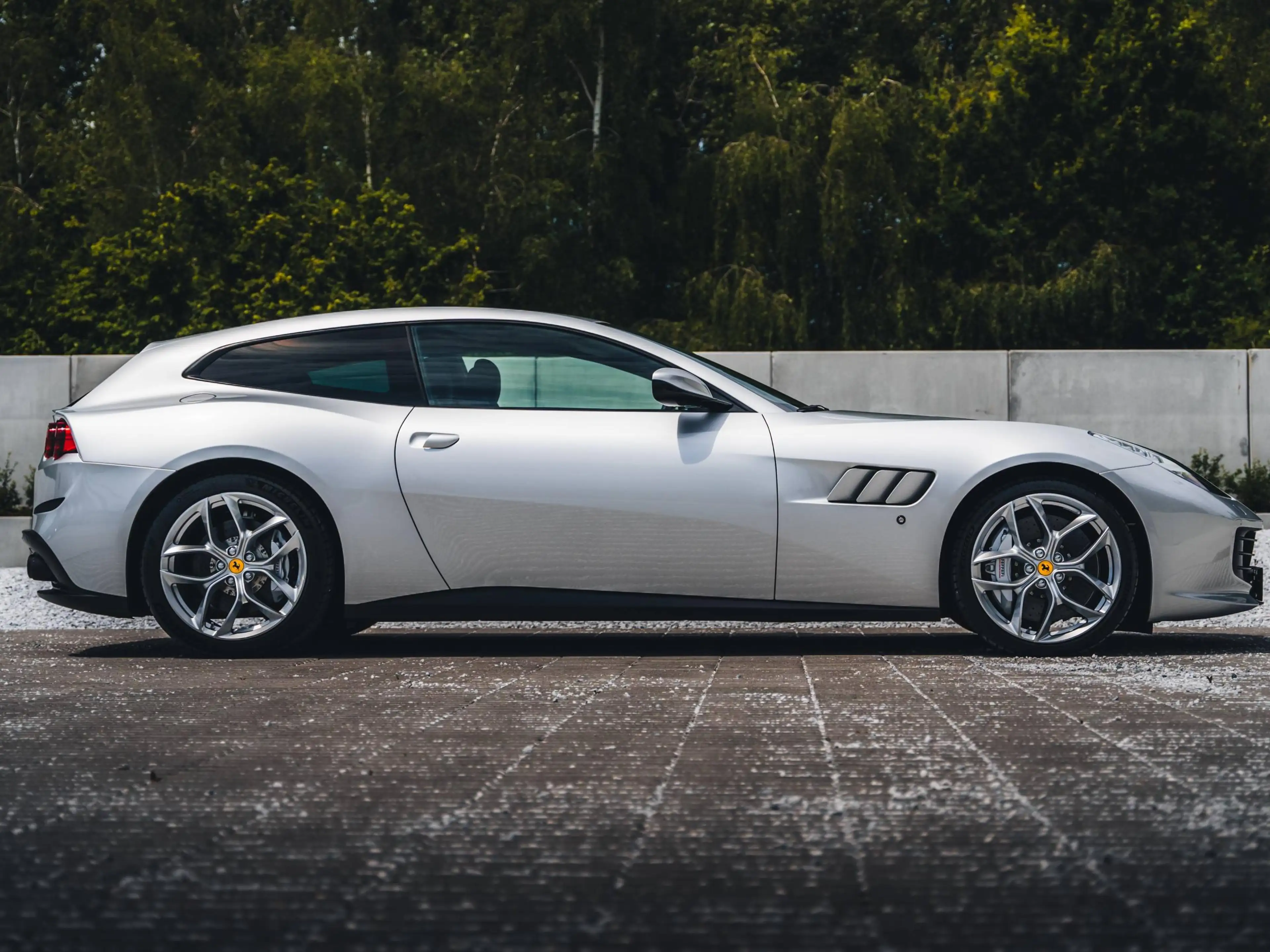 Ferrari GTC4 Lusso T / V8 / Argento Nurburgring / Pass. Display / 20" — photo 4