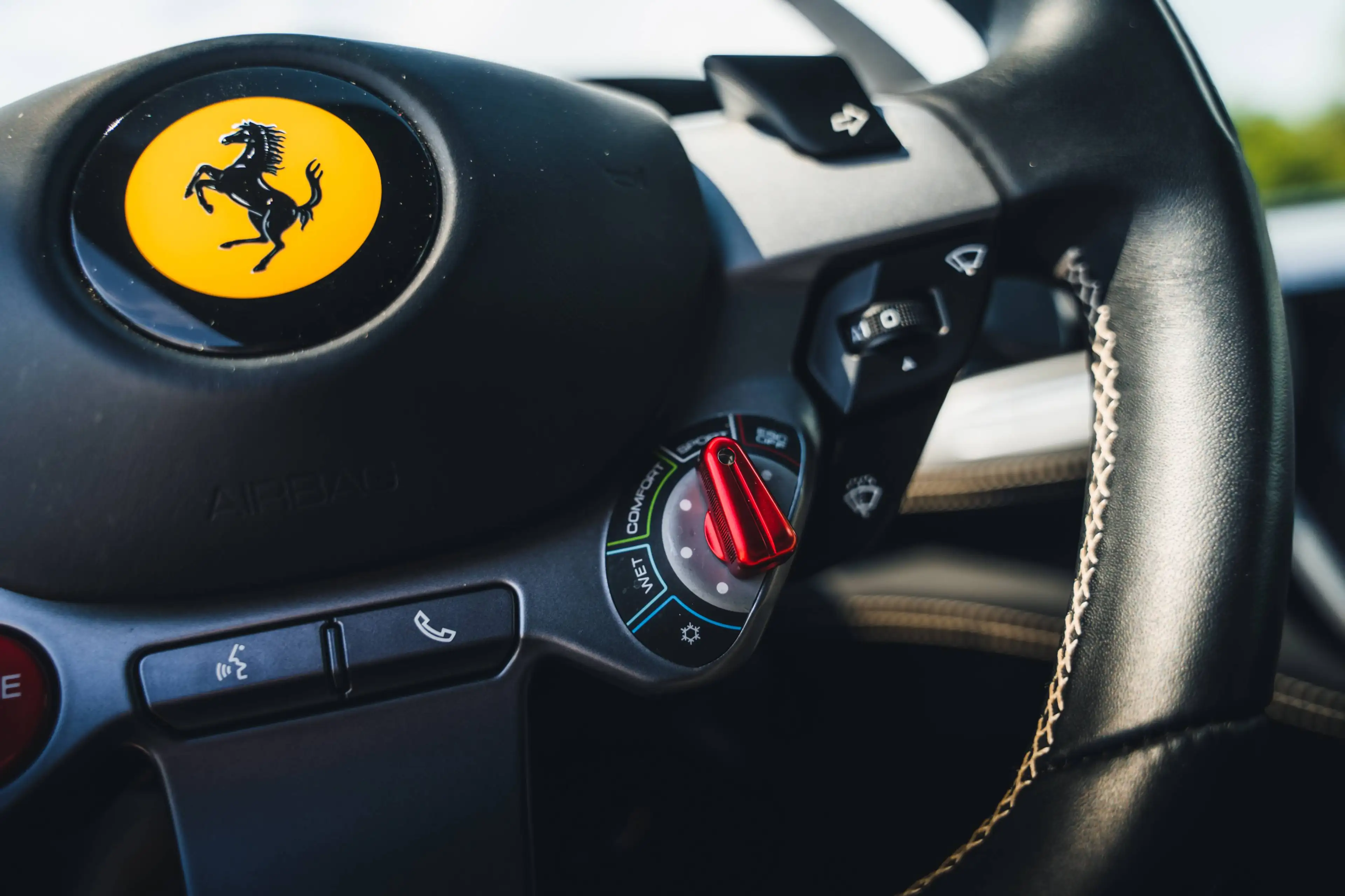 Ferrari GTC4 Lusso T / V8 / Argento Nurburgring / Pass. Display / 20" — photo 13