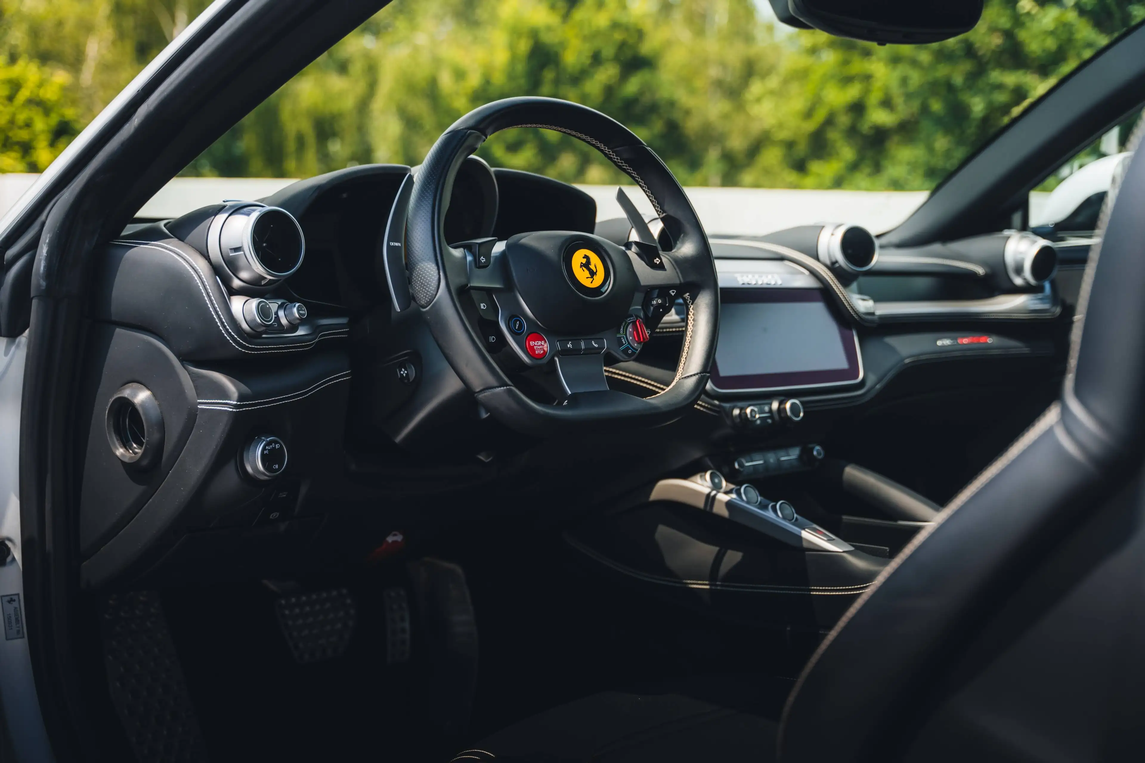 Ferrari GTC4 Lusso T / V8 / Argento Nurburgring / Pass. Display / 20" — photo 11