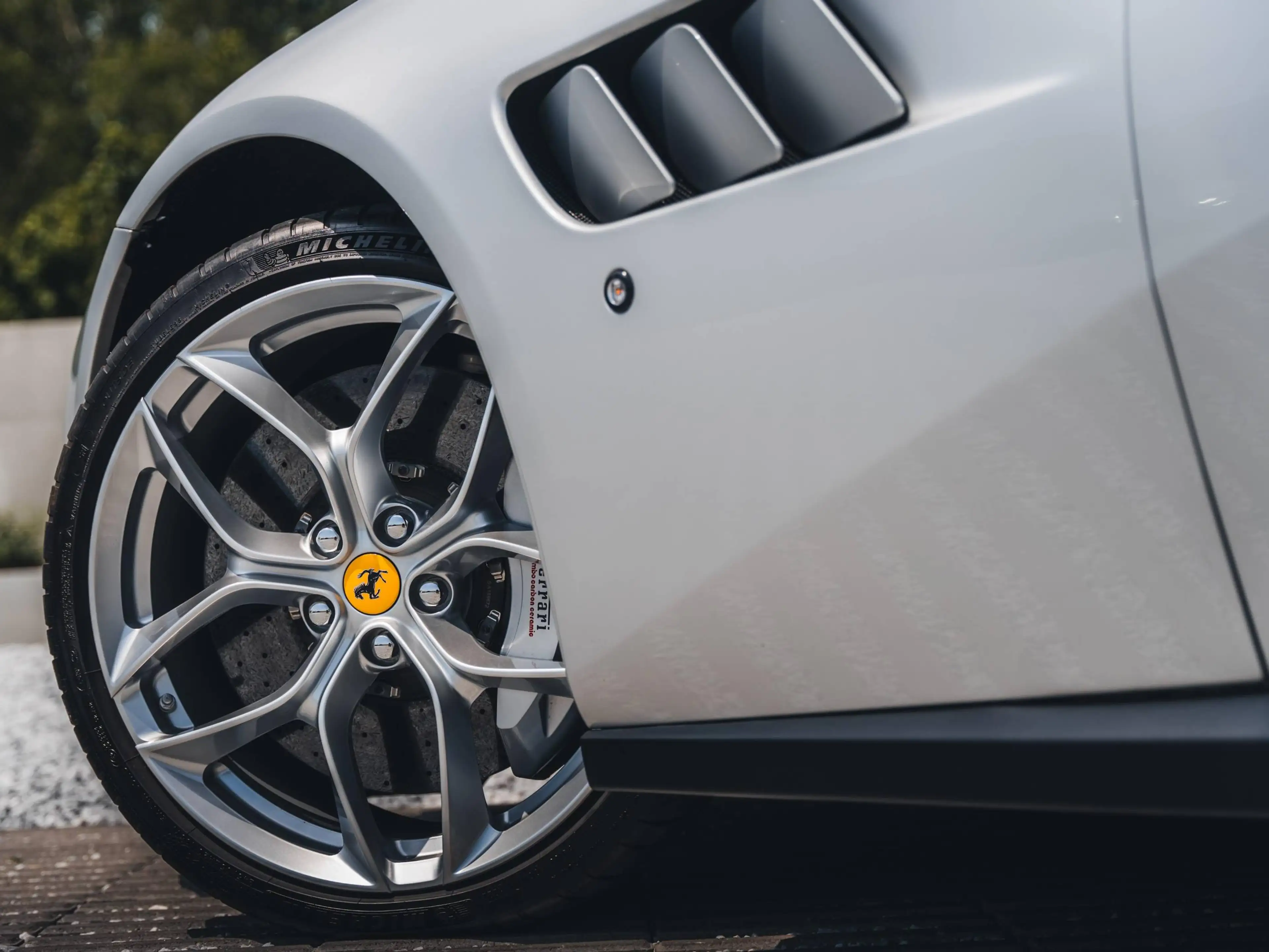 Ferrari GTC4 Lusso T / V8 / Argento Nurburgring / Pass. Display / 20" — photo 8