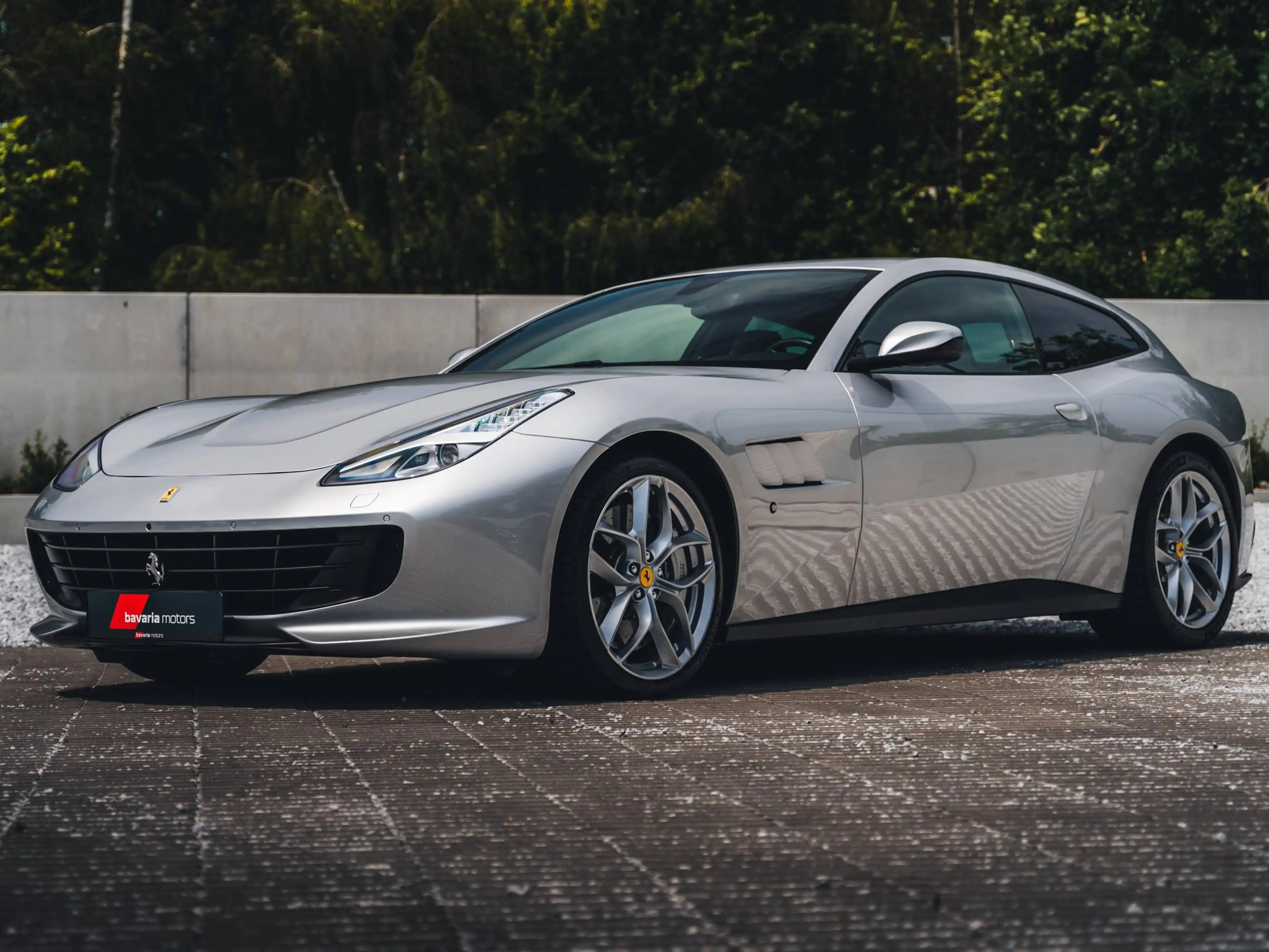 Ferrari GTC4 Lusso T / V8 / Argento Nurburgring / Pass. Display / 20" — photo 3