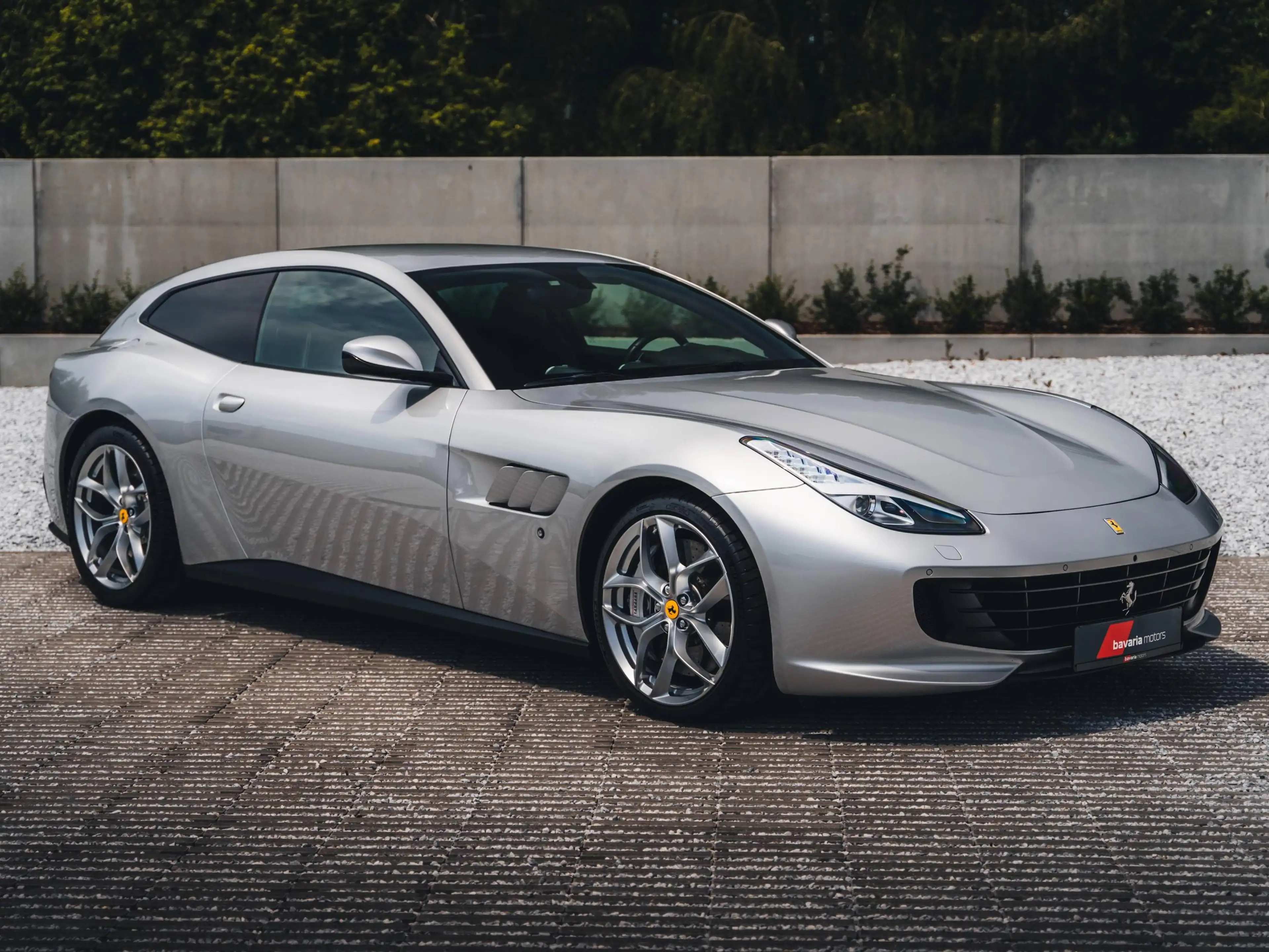 Ferrari GTC4 Lusso T / V8 / Argento Nurburgring / Pass. Display / 20"