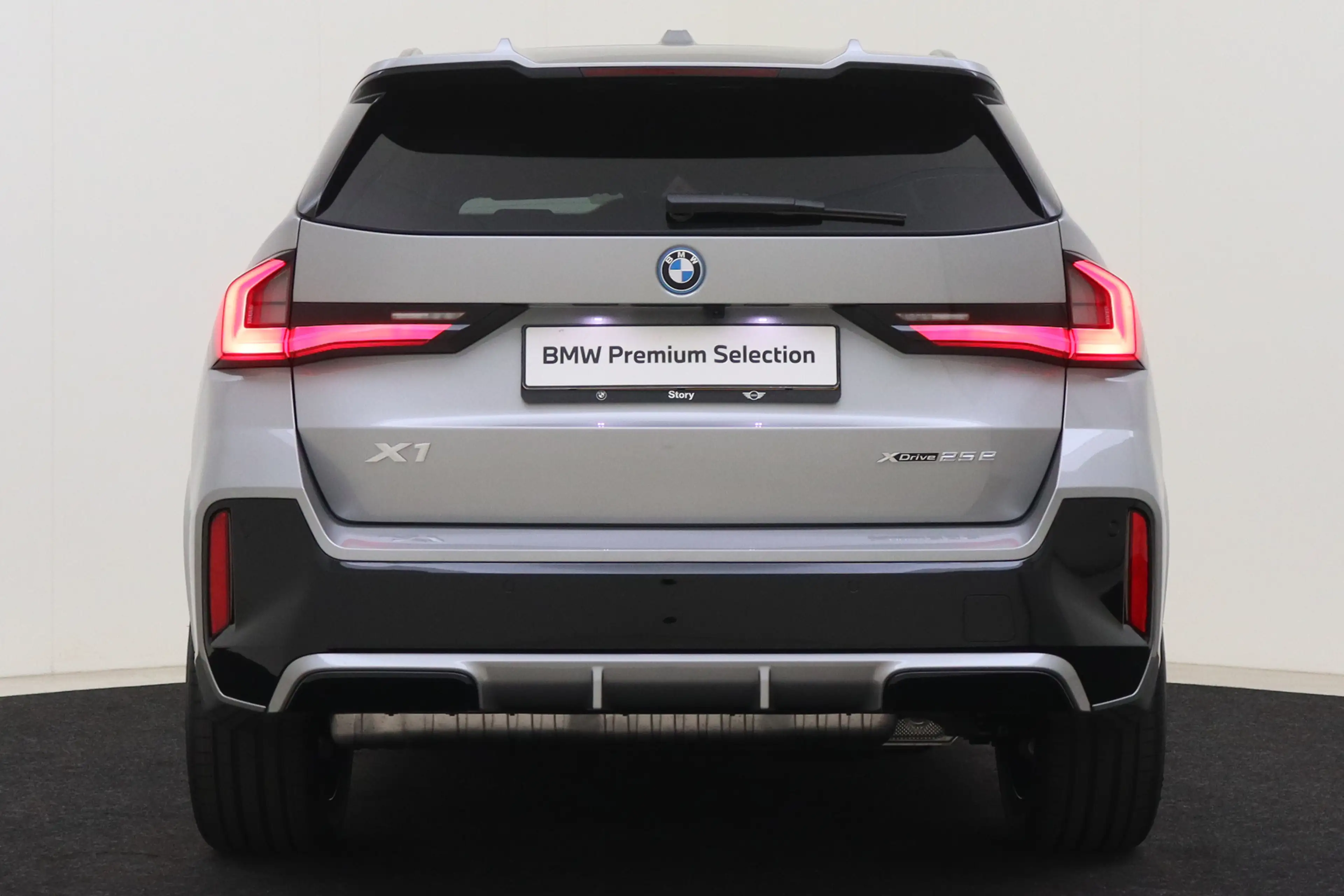 BMW X1 xDrive25e M Sport Automaat / Sportstoelen / Achter — photo 5