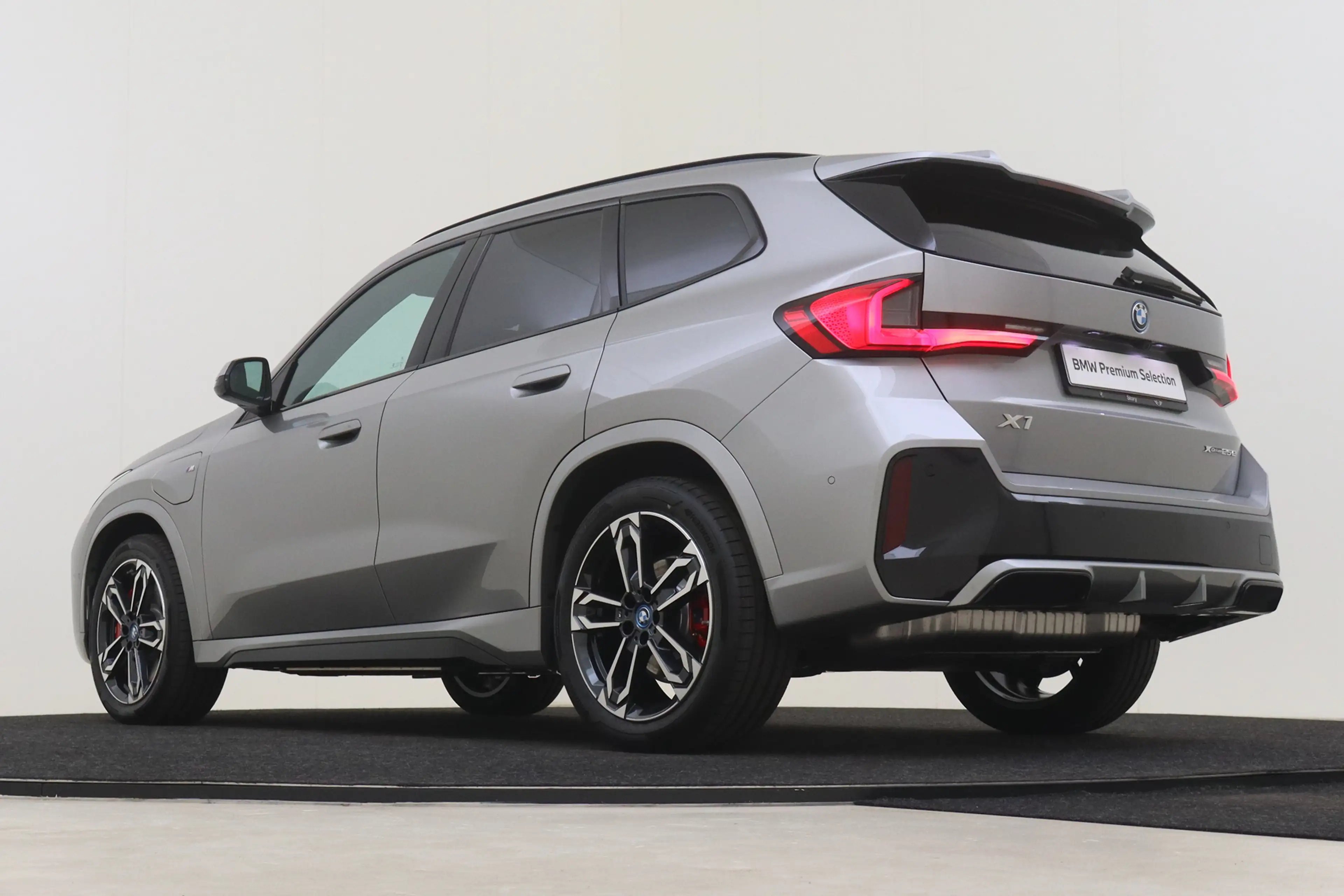 BMW X1 xDrive25e M Sport Automaat / Sportstoelen / Achter — photo 11