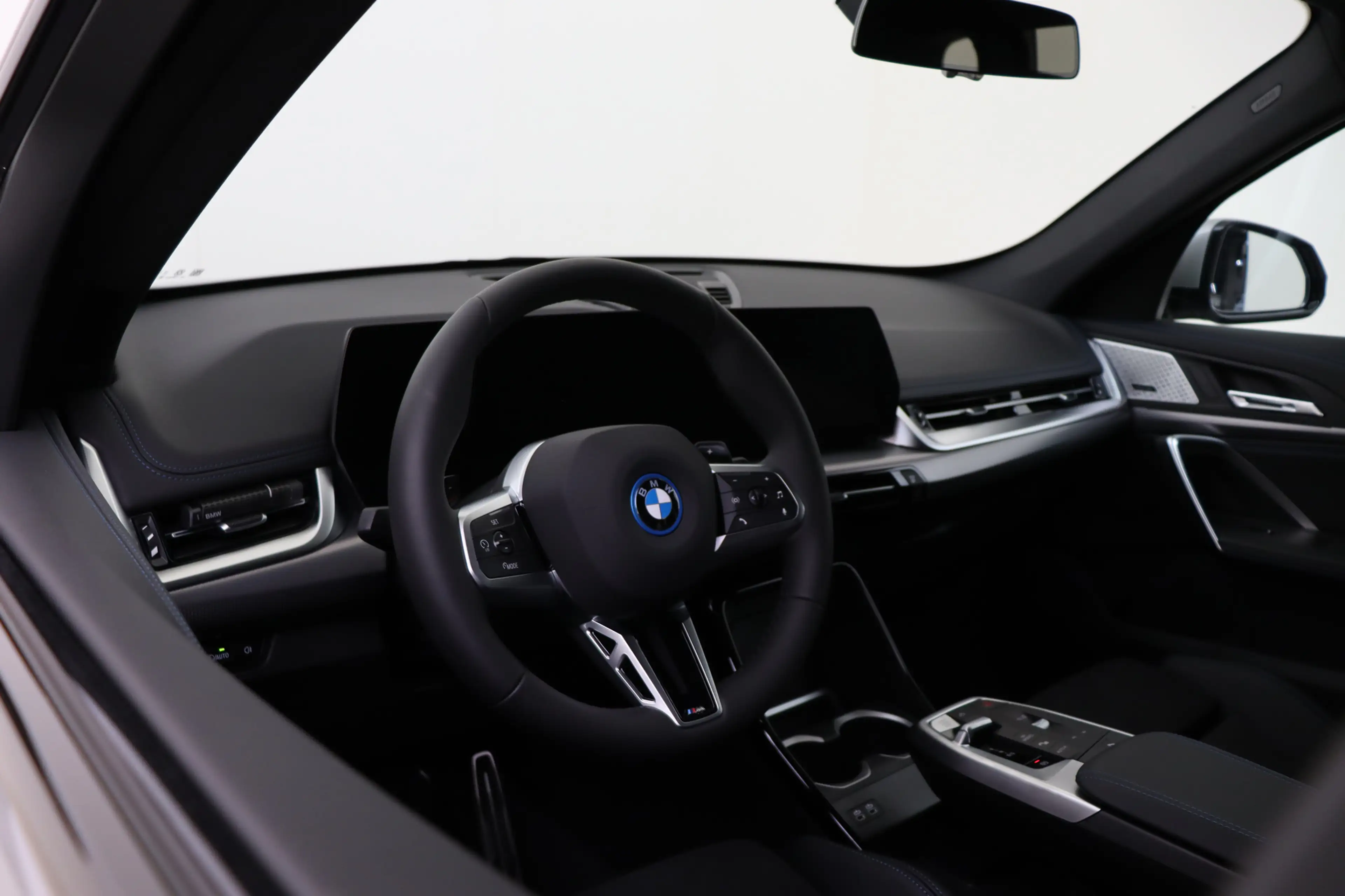 BMW X1 xDrive25e M Sport Automaat / Sportstoelen / Achter — photo 3