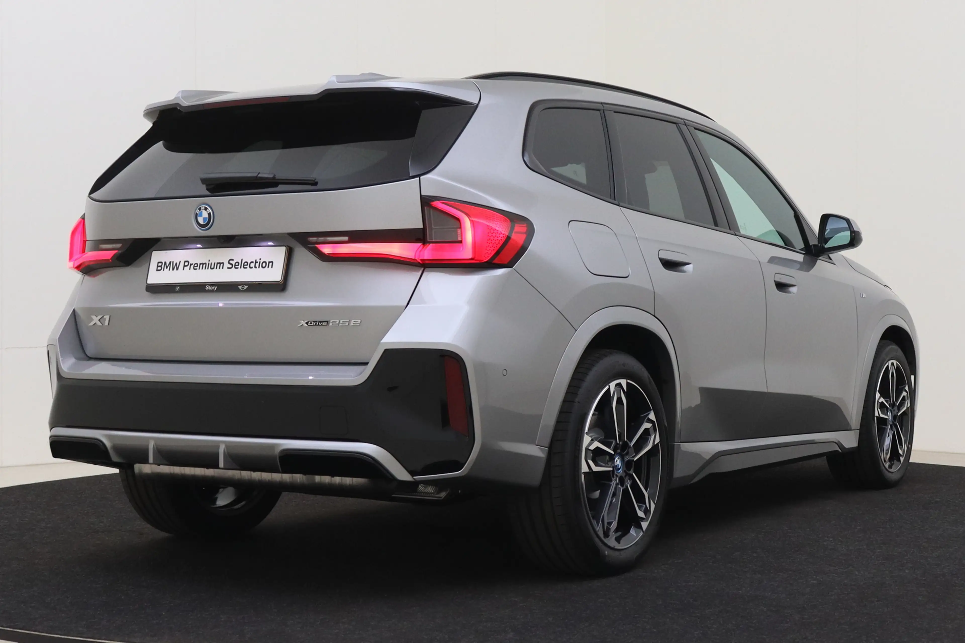 BMW X1 xDrive25e M Sport Automaat / Sportstoelen / Achter — photo 2