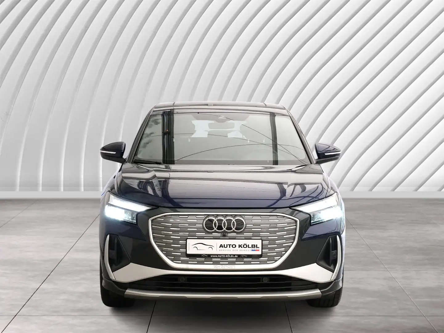 Audi Q4 e-tron Sportback 35 e-tron basis PANO ACC LM Blauw - 2