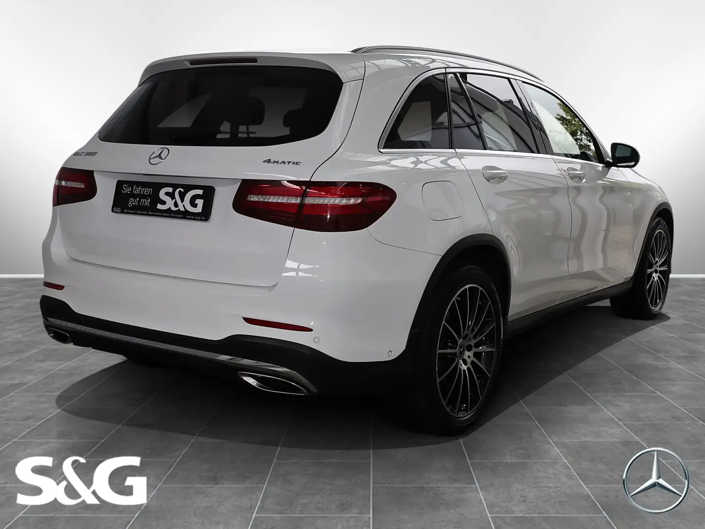 Mercedes-Benz GLC 300 4M AMG AHK+TOTWINKEL+DISTRONIC+PANORAMA Weiß - 2