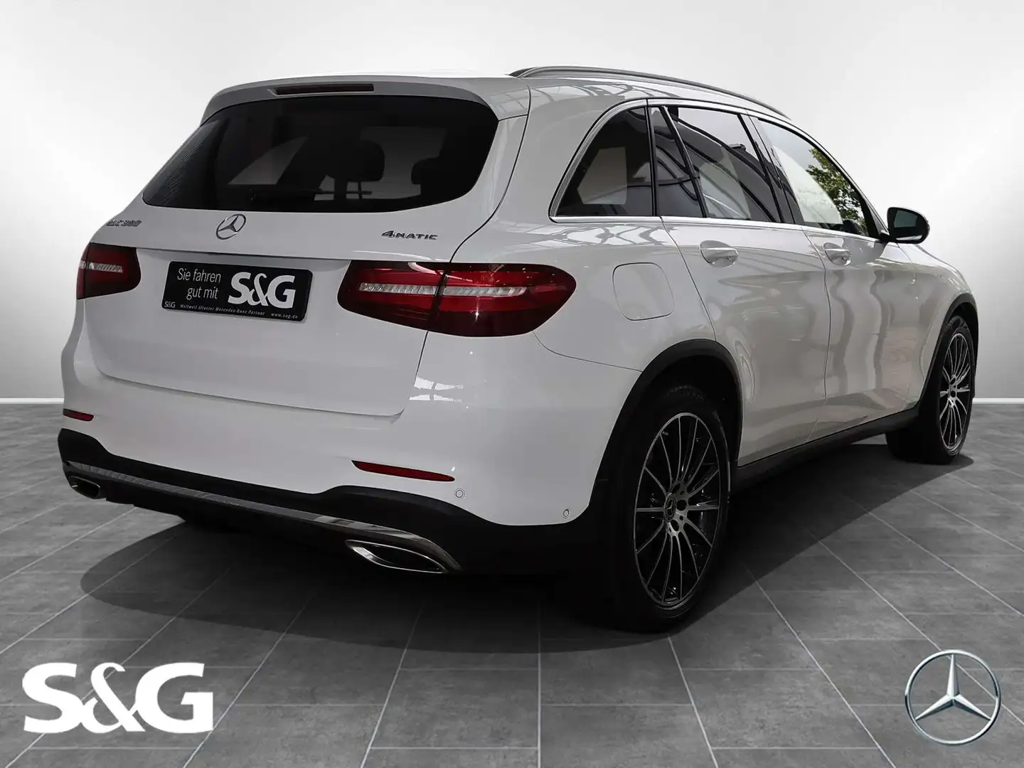 Mercedes-Benz GLC 300 4M AMG AHK+TOTWINKEL+DISTRONIC+PANORAMA Weiß - 2