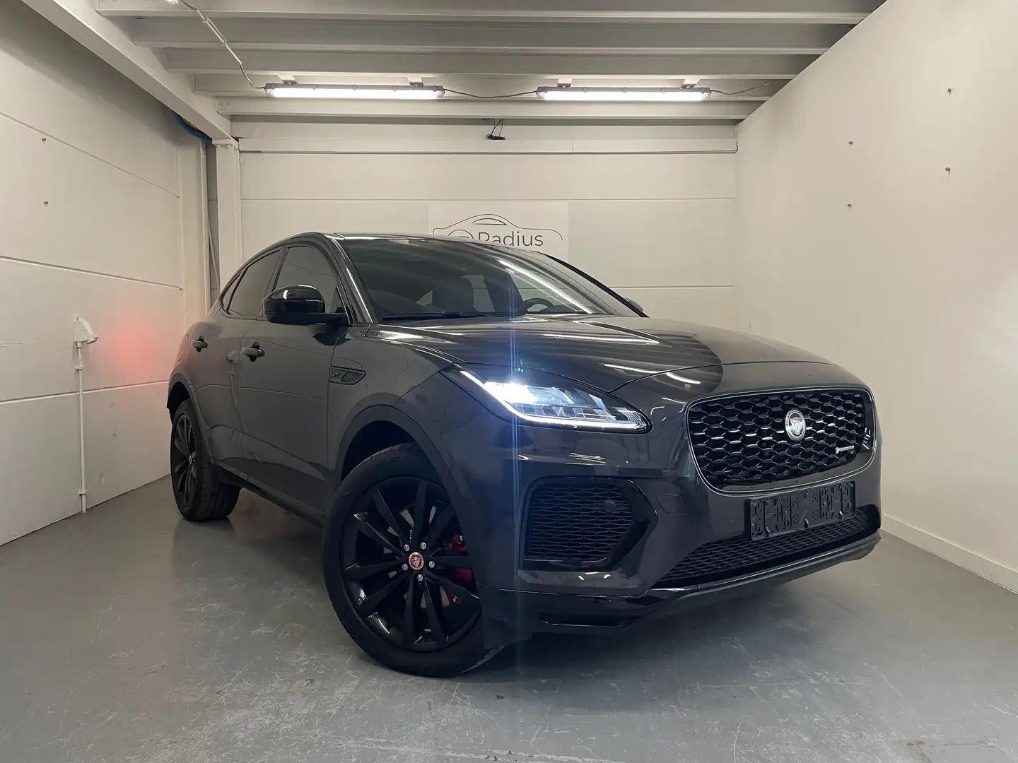 Jaguar E-Pace E-Pace P300e AWD R-Dynamic Black Grijs - 2