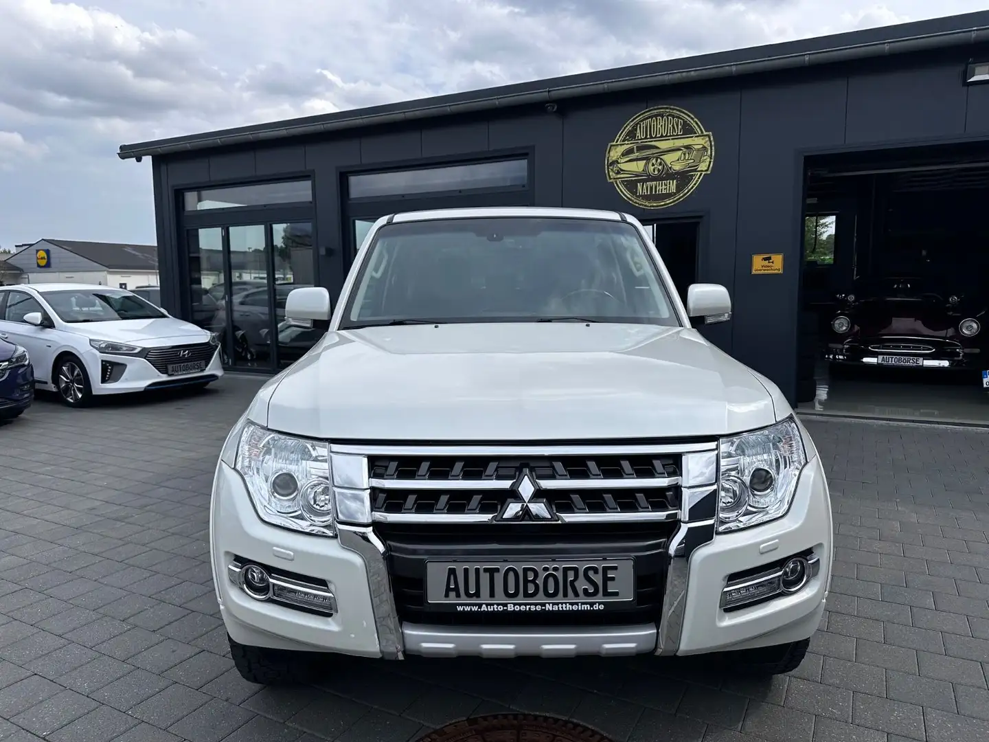 Mitsubishi Pajero 3.2 DI-D SUV-Star*7 Sitzer* Wit - 2
