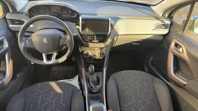Peugeot 2008 view 11