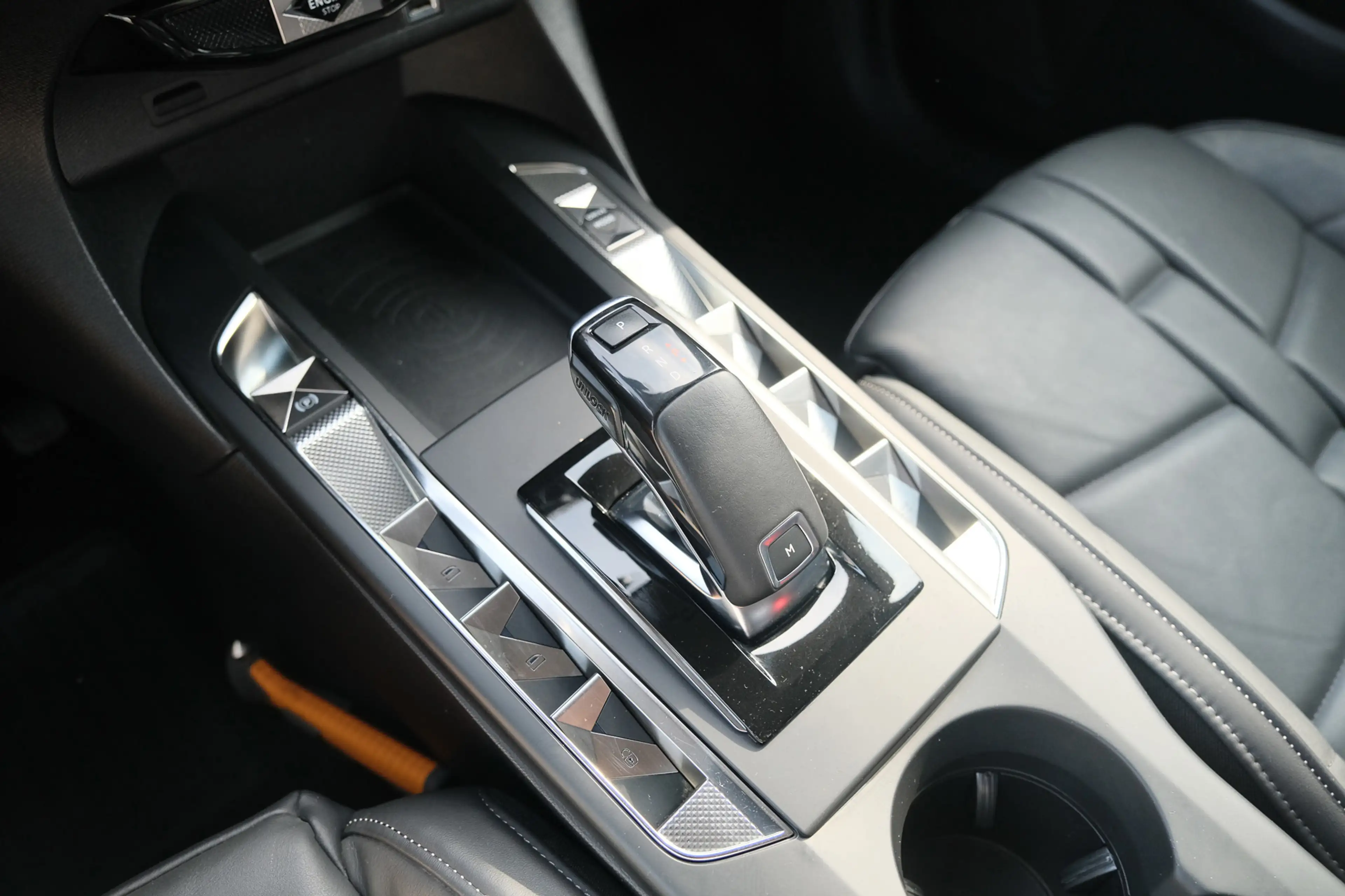 DS Automobiles DS 3 Crossback 1.2 PureTech Grand Chic — photo 11