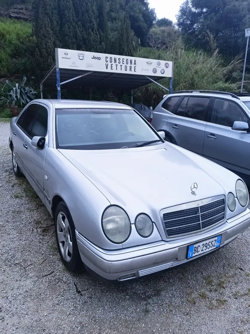 Mercedes-Benz 200 - 1