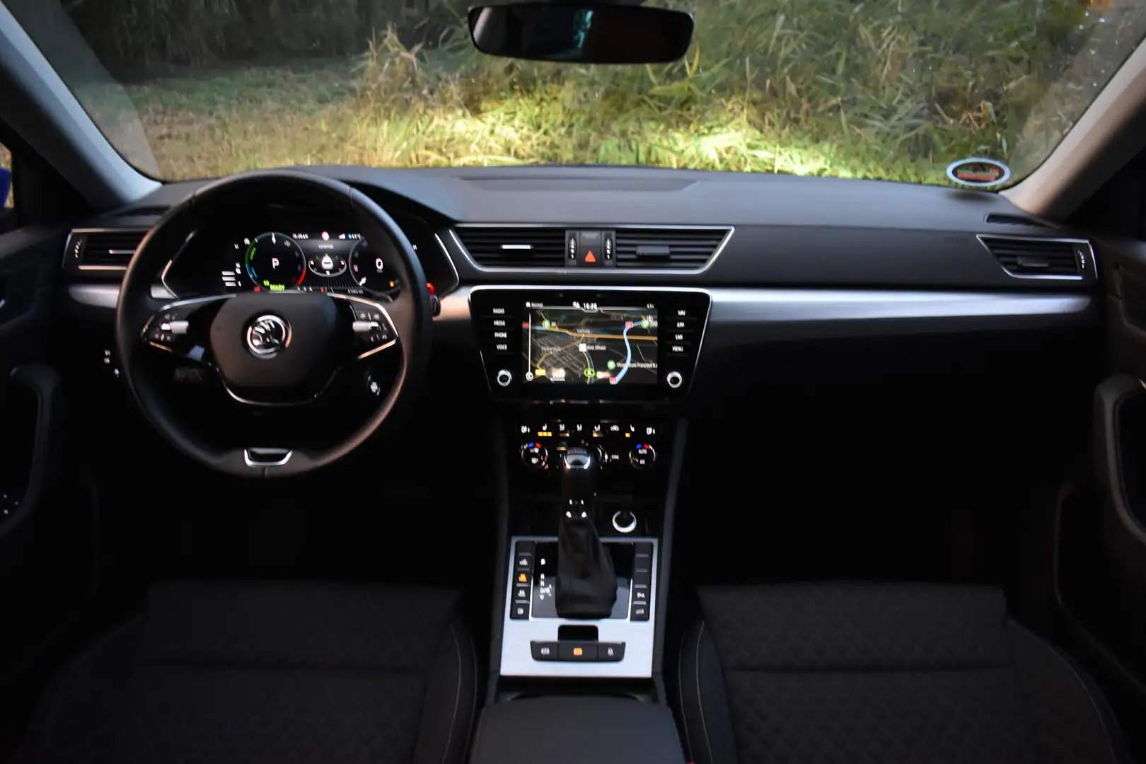 Skoda Superb Combi iV 218PK DSG HYBRID BUSINESS VIRTUAL/NAVI/TR Blauw - 2