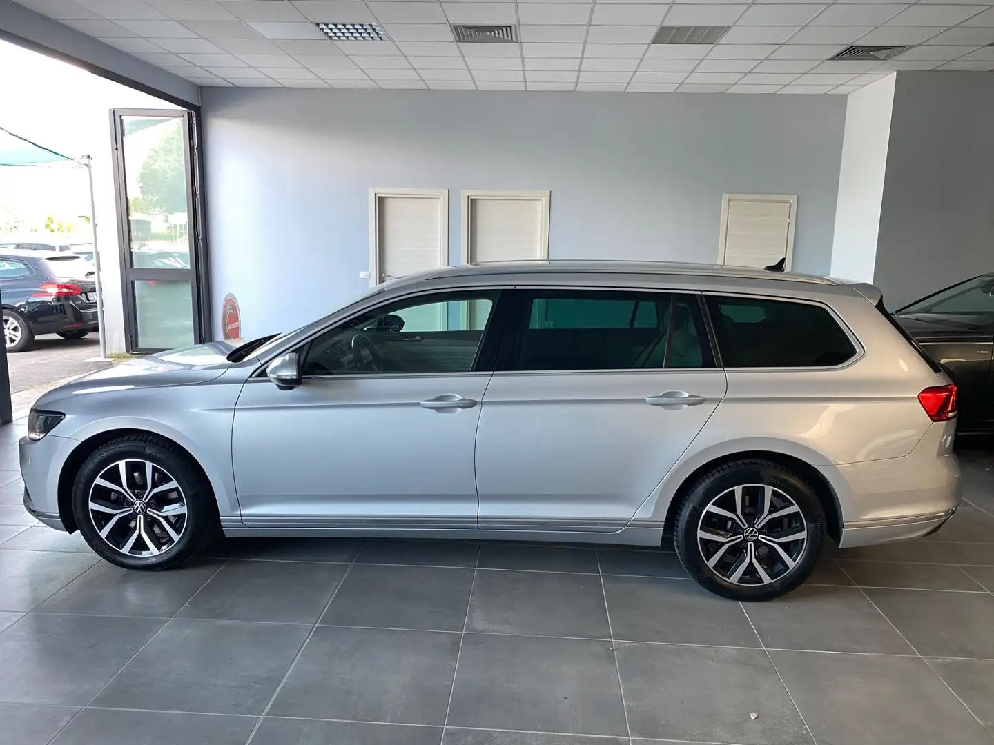 Volkswagen Passat Variant 2.0 TDI SCR EVO DSG Executive Gris - 2