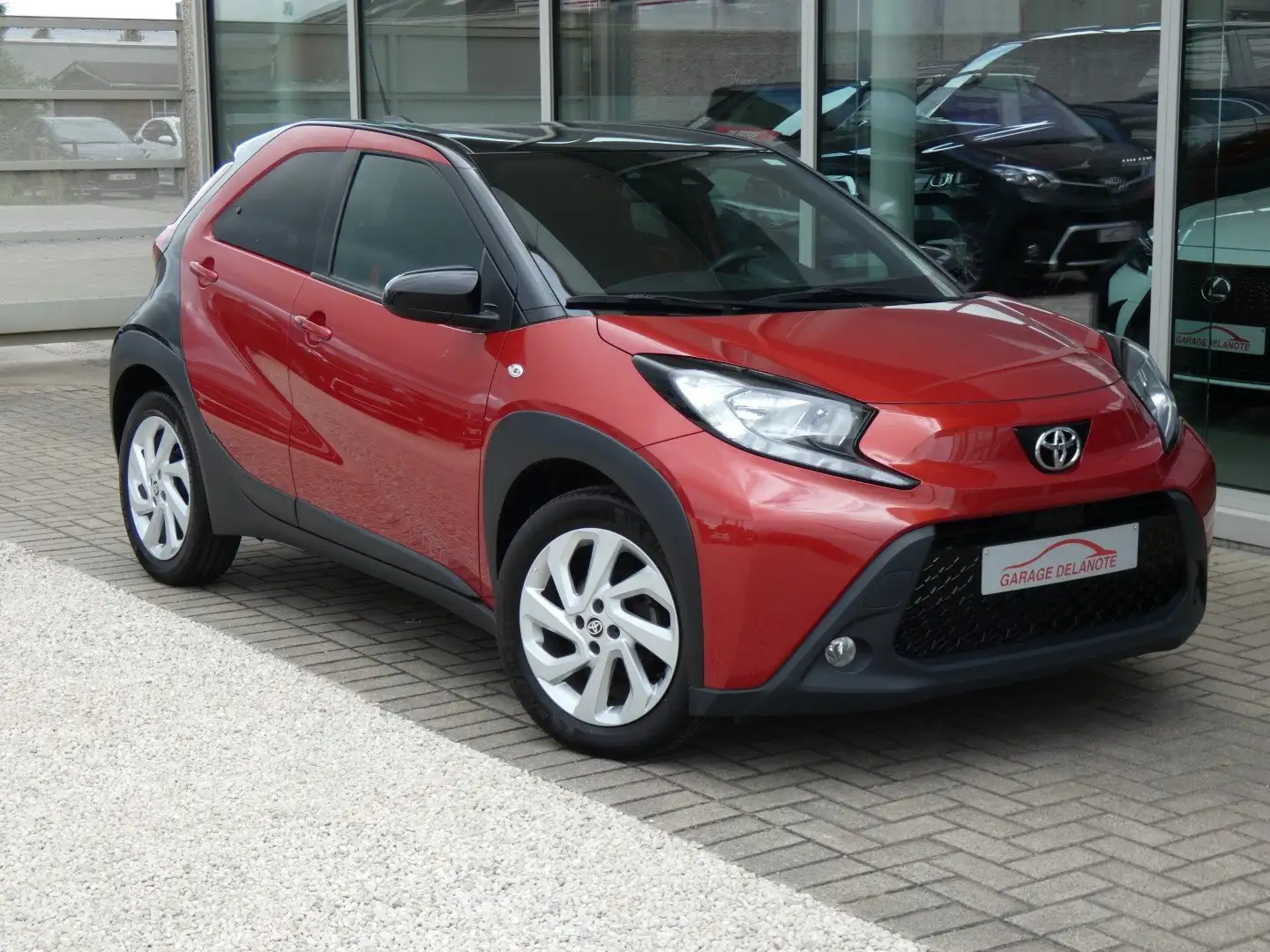 Toyota Aygo X 1.0i Benzine X-pulse +GPS +Keyless +Camera Oranje - 1