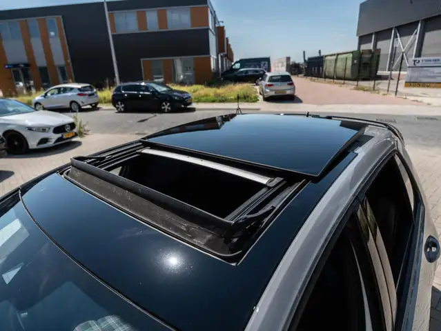 Volkswagen Golf view 4