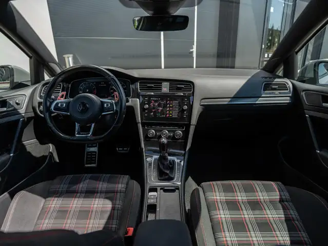 Volkswagen Golf view 3