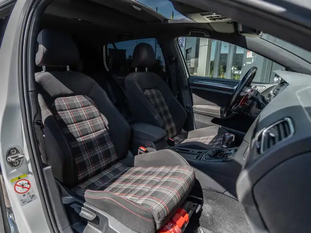 Volkswagen Golf view 9
