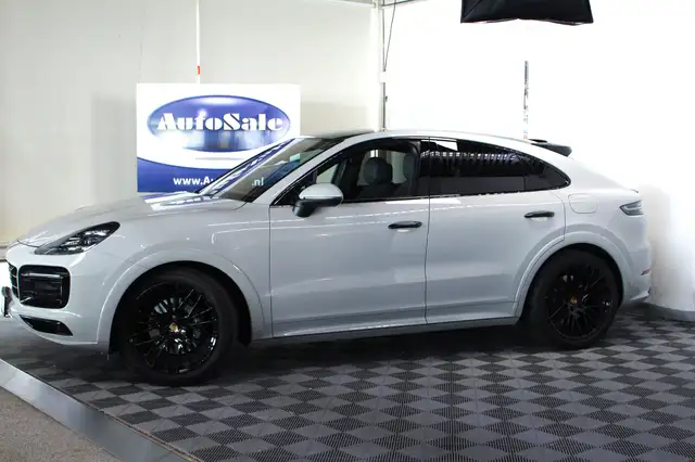 Porsche Cayenne view 3