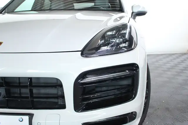 Porsche Cayenne view 4
