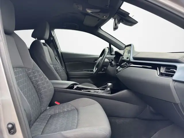 Toyota C-HR view 15