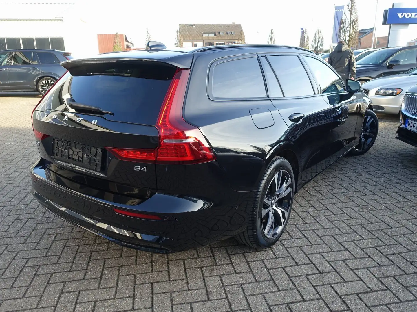 Volvo V60 Plus B4 Benzin Dark/H&K/Pano/360°Cam/BLIS Schwarz - 2