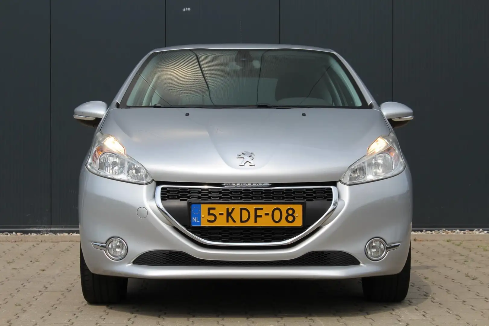 Peugeot 208 1.2 VTi Envy | Trekhaak | Clima / Cruise control | Grijs - 2