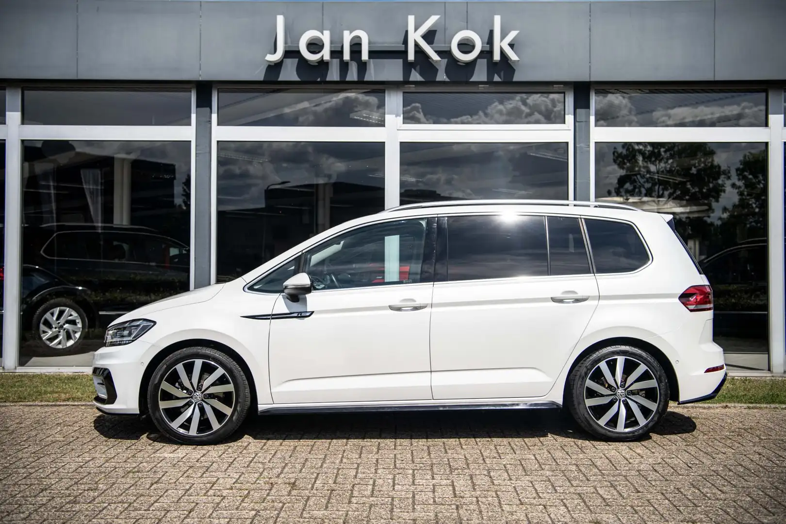 Volkswagen Touran 1.5 TSi 150pk Highline Business R 7p | Keyless | F Wit - 2