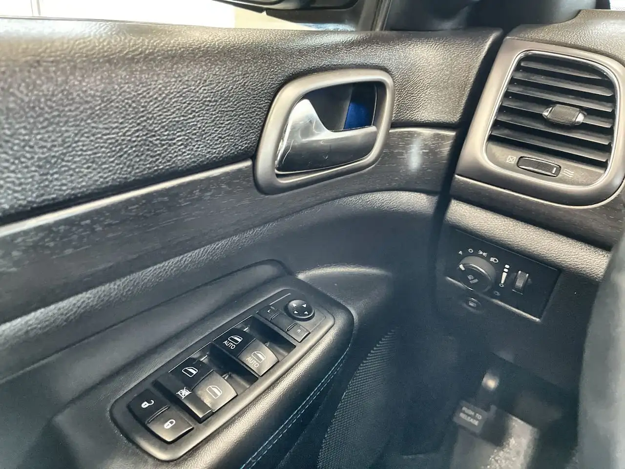 Jeep Grand Cherokee снимка Jeep Grand Cherokee