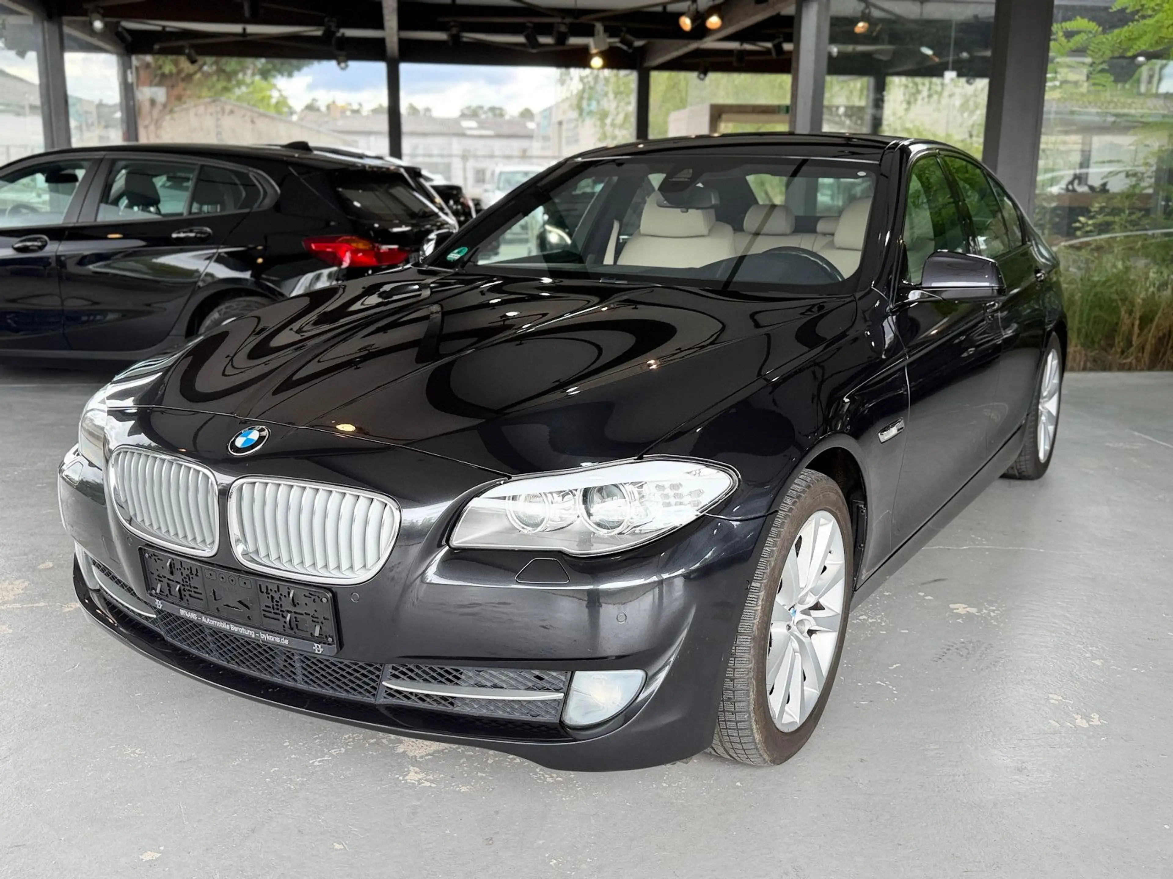 BMW 550 i xDrive/HUD/SPUR/TOT/8FACH/1.HAND/SOFT/DE — photo 3