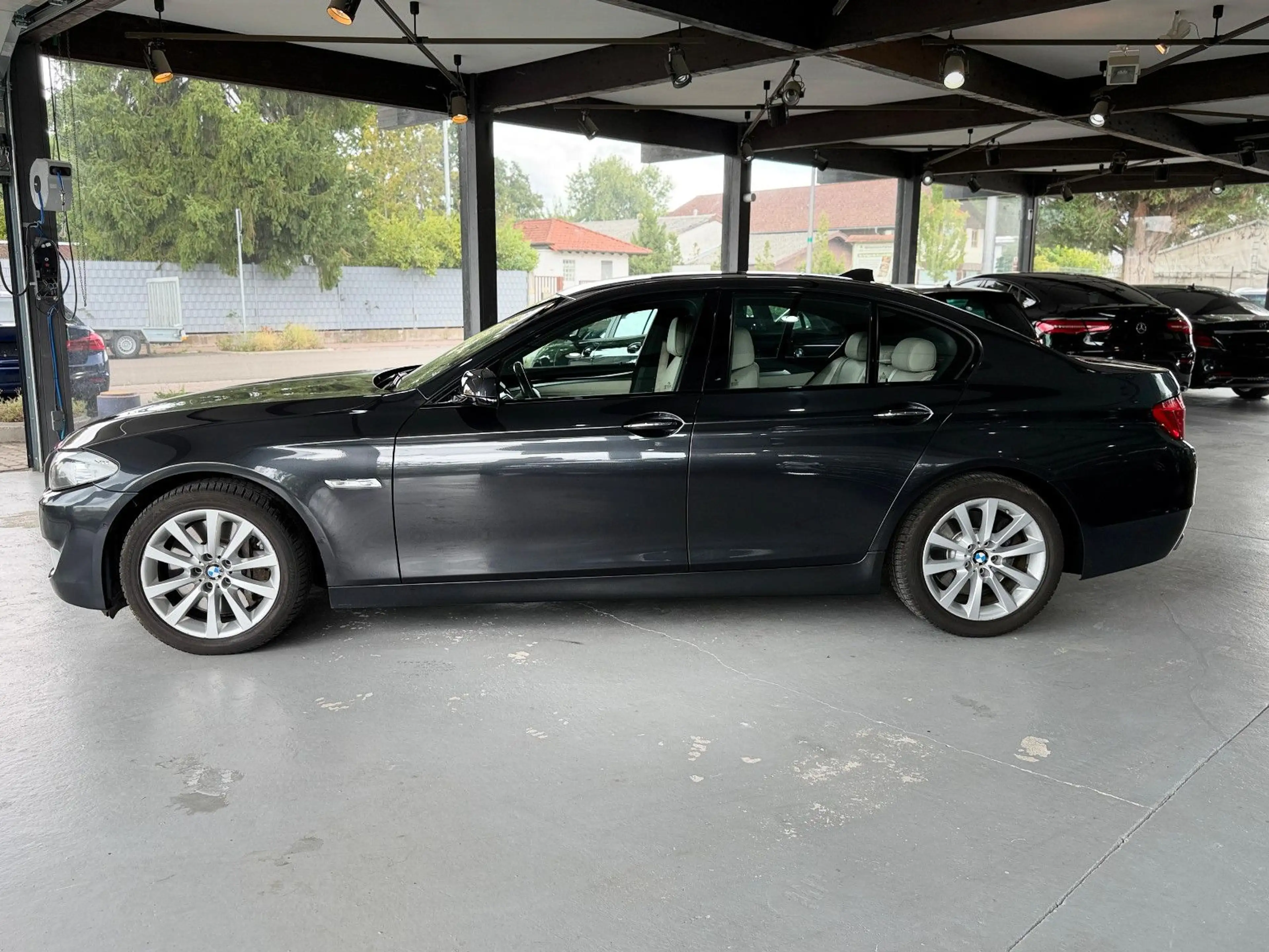 BMW 550 i xDrive/HUD/SPUR/TOT/8FACH/1.HAND/SOFT/DE — photo 4